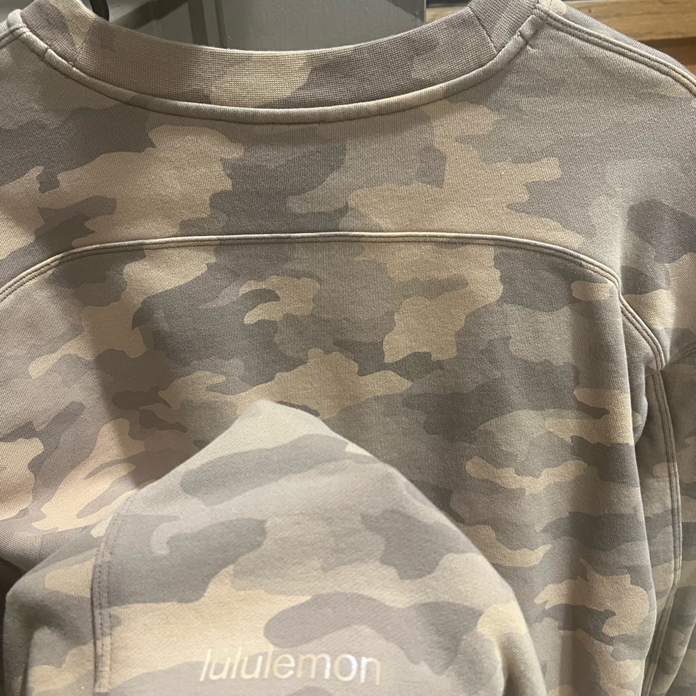lululemon athletica Women’s camo perfectly oversized crew